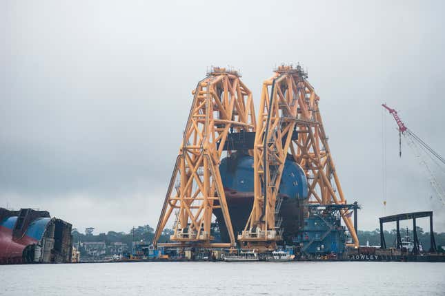 Image for article titled A Chain Just Cut Through A Capsized Cargo Ship Filled With Cars And The Process Is Fascinating (UPDATE W/VIDEO)