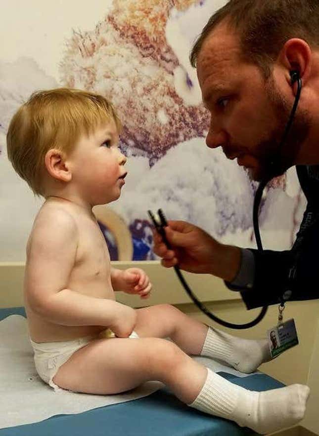 Neil Romberg examina a Luke Terrio de 15 meses