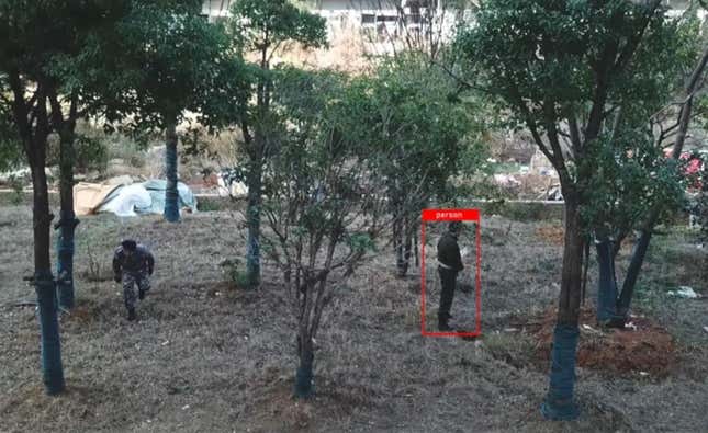 Imagen para el artículo titulado Por 71 dólares te puedes hacer con un abrigo invisible para las cámaras de seguridad