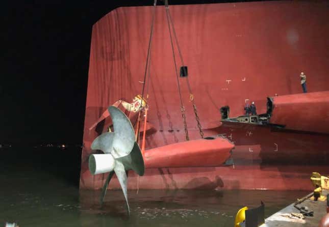 Image for article titled A Chain Just Cut Through A Capsized Cargo Ship Filled With Cars And The Process Is Fascinating (UPDATE W/VIDEO)