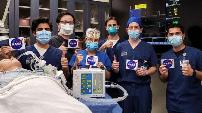 Los médicos de la Escuela de Medicina Icahn en Mount Sinai, en la ciudad de Nueva York, dan su aprobación después de probar un prototipo de respirador desarrollado por la NASA.