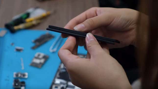 Arriba: la batería del iPhone 11 Pro Max, claramente más gruesa que la del iPhone XS Max.