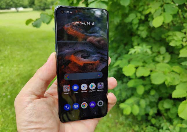 Imagen para el artículo titulado El Realme GT es un móvil elegante y asequible que hace honor a su apelativo de Flagship Killer