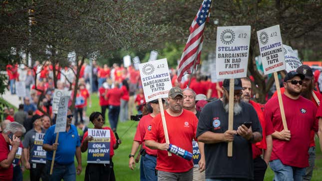 Am 20. September 2023 versammelten sich Mitglieder und Unterstützer der Auto Workers am Hauptsitz von Stellantis North America in Auburn Hills, Michigan.