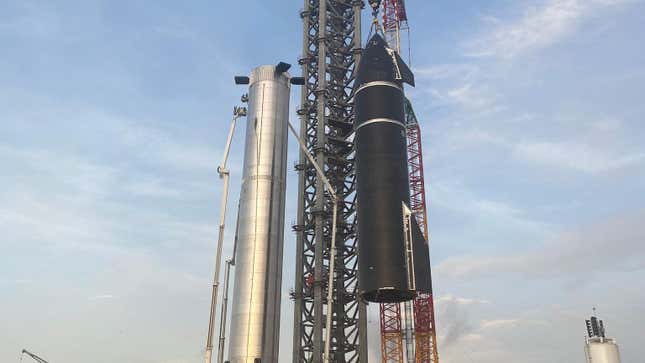 Starship SN20 as it’s being lifted to the top of the Super Heavy booster. 