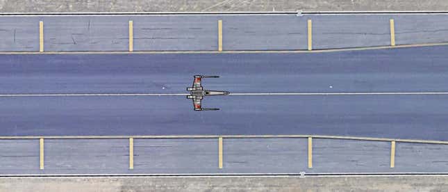 Un X-Wing despegando desde una de las pistas del aeropuerto de Madrid-Barajas