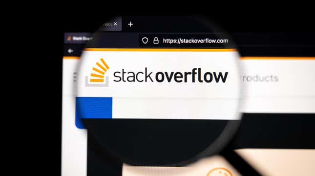 صورة لمقالة بعنوان Stack Overflow تسرح 28٪ من الموظفين للبقاء على 