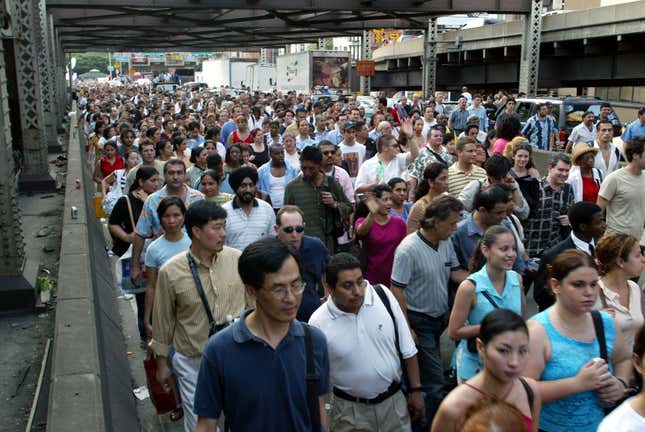 Image for article titled What New York looked like without electricity in 2003