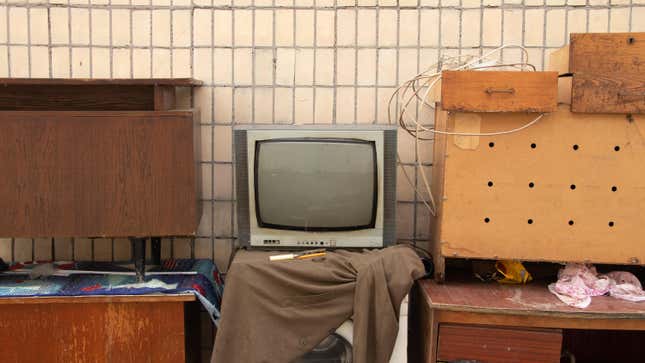 Image for article titled The Easiest Ways to (Properly) Get Rid of an Old TV