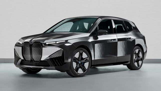 Imagen para el artículo titulado BMW ha creado un auto que cambia de color envuelto en papel electrónico