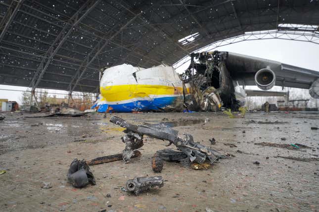 Imagen para el artículo titulado Ucrania reconstruirá el Antonov An-225 con piezas del avión destruido por Rusia