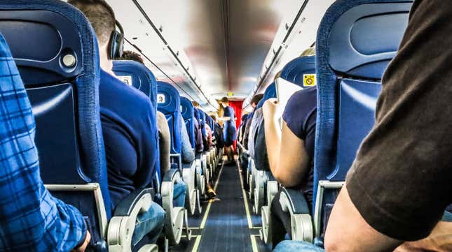 Imagen para el artículo titulado Cómo sobrevivir sentado en un vuelo largo, según un fisioterapeuta