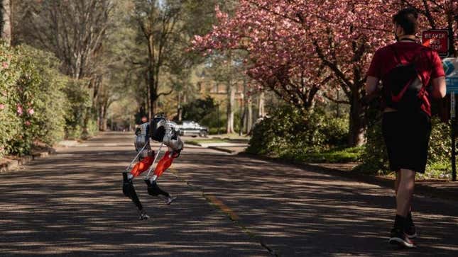 Imagen para el artículo titulado Este robot bípedo logra correr 5 kilómetros con una sola carga de batería y en menos de 1 hora