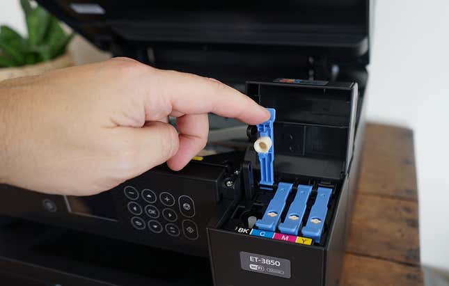 Abriendo el compartimento de tinta de una impresora Epson EcoTank ET-3850