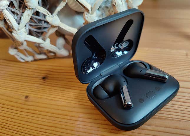 Imagen para el artículo titulado Los OnePlus Buds Pro son una copia perfecta y más barata de los AirPods Pro (en lo bueno y en lo malo)