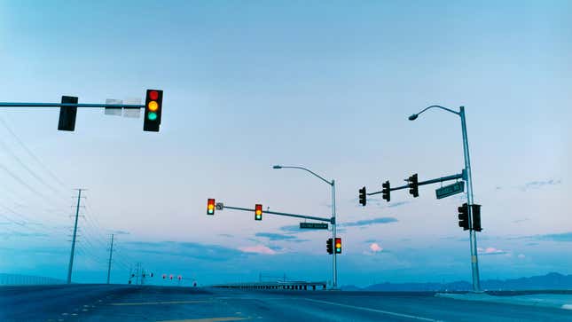 Semáforos tricolores a los que podrían añadir una luz blanca para coches autónomos