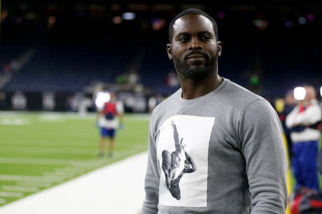 Former Eagles quarterback Michael Vick retires from the NFL