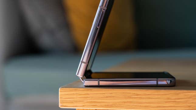 Imagen para el artículo titulado El Samsung Galaxy Z Flip 4 sigue siendo el móvil más cool del mercado, pero con eso solo no basta