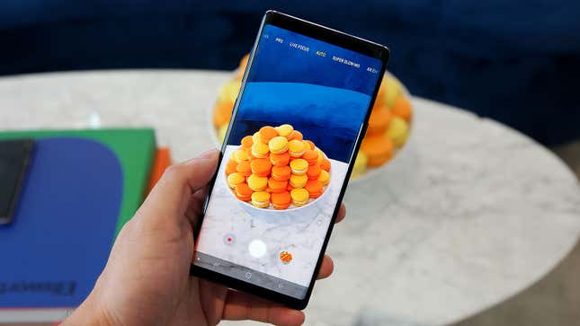 It’s a bit hard to see the little fork and knife icon that lets you know it’s working, but thanks the Samsung’s scene optimizer, the Note 9 does know that macarons are indeed a type of food.