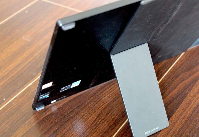 Imagen para el artículo titulado El Asus ZenBook 17 Fold OLED resulta muy prometedor, pero aun le queda trabajo por delante