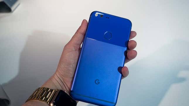 El Google Pixel fue fabricado por HTC pero comercializado bajo la marca Made by Google. Imagen: Alex Cranz / Gizmodo