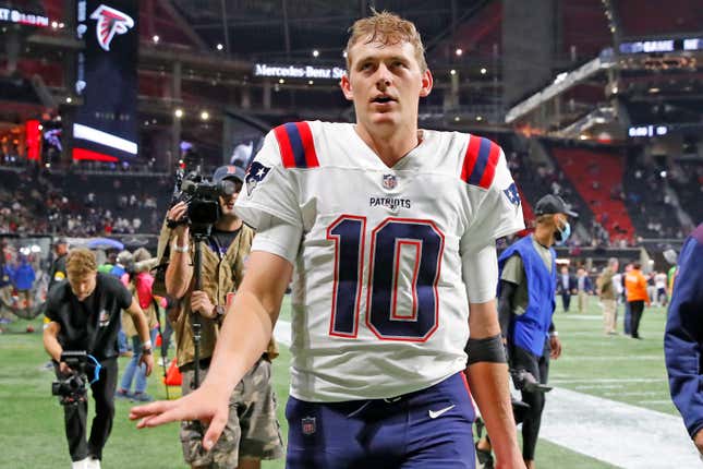 Image for article titled 2021 Rookie QB Rankings: Throw the damn towel!