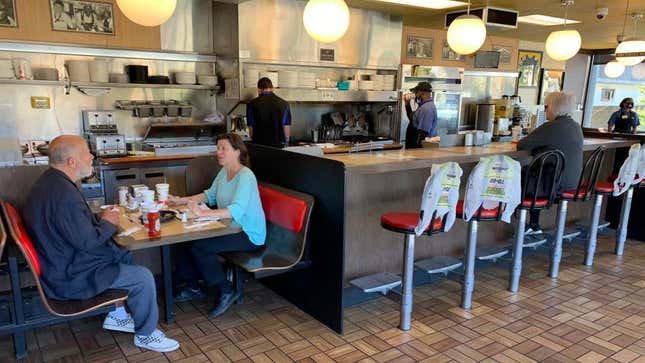 Image for article titled A man can’t stop fighting with the cook at Waffle House, and his girlfriend wonders why