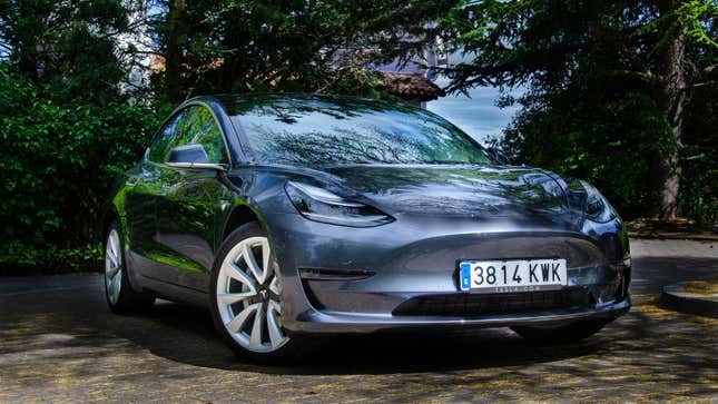 Imagen para el artículo titulado 36 cosas que aprendí sobre el Tesla Model 3 tras probarlo a fondo