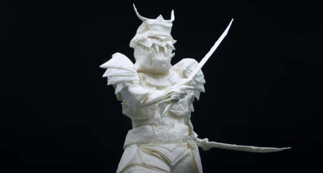 Imagen para el artículo titulado Este increíble samurai está hecho de una sola hoja de papel doblada durante 50 horas sin cortar ni rasgar