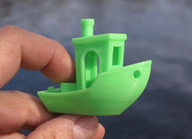 Imagen para el artículo titulado Físicos logran imprimir en 3D un barco tan pequeño que podría navegar dentro de un cabello humano