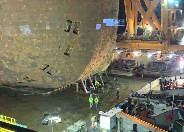 Image for article titled A Chain Just Cut Through A Capsized Cargo Ship Filled With Cars And The Process Is Fascinating (UPDATE W/VIDEO)