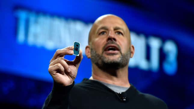 Gregory Bryant, de Intel, muestra un chip Ice Lake durante el CES 2019 de Las Vegas