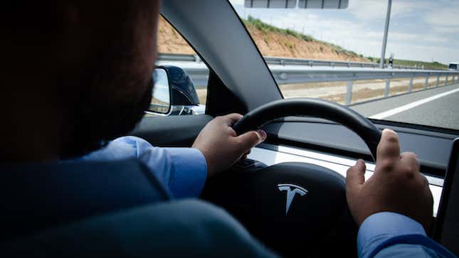 Imagen para el artículo titulado 36 cosas que aprendí sobre el Tesla Model 3 tras probarlo a fondo