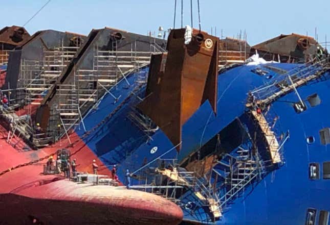 Image for article titled A Chain Just Cut Through A Capsized Cargo Ship Filled With Cars And The Process Is Fascinating (UPDATE W/VIDEO)