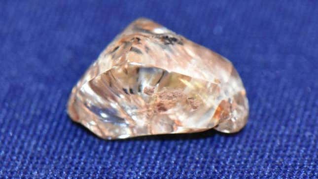 Imagen para el artículo titulado Una mujer encuentra un diamante de 3.72 quilates mientras miraba un video en YouTube sobre cómo encontrar diamantes