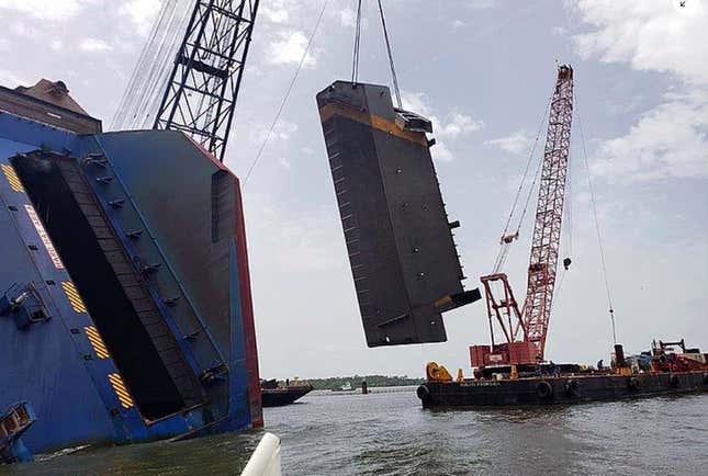 Image for article titled A Chain Just Cut Through A Capsized Cargo Ship Filled With Cars And The Process Is Fascinating (UPDATE W/VIDEO)