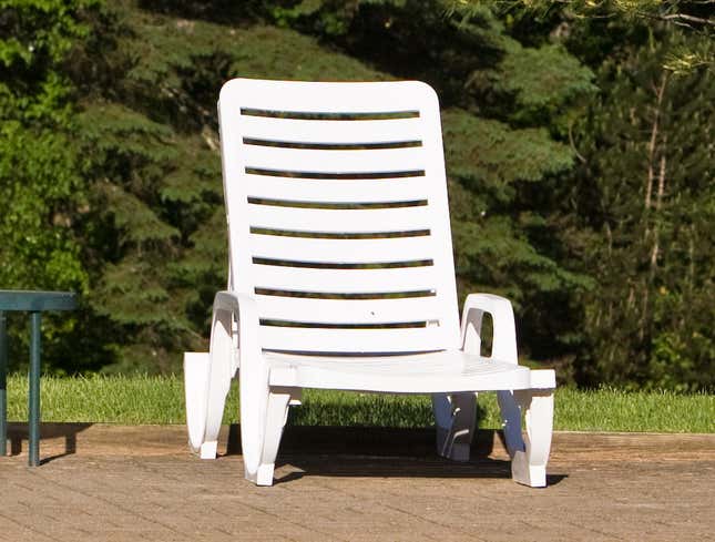 Image for article titled Kinky Lawn Chair Likes Leaving Woman With Marks All Over Her Legs