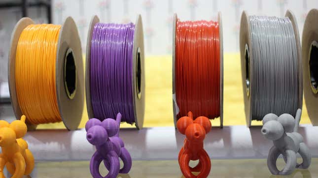 Diferentes colores de filamento PLA para impresión 3D.