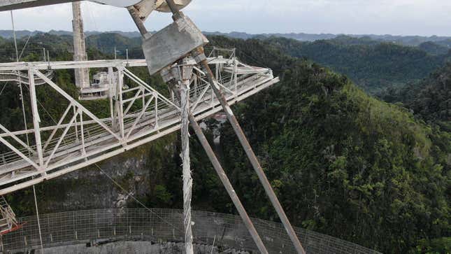 Estado actual de los cables de soporte del radiotelescopio de Arecibo en fotos captadas mediante un dron.