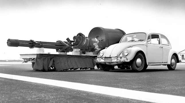 El cañón GAU-8, comparado con un Volkswagen Escarabajo.