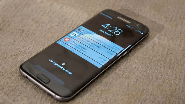 Con la retirada definitiva del Note 7, el Galaxy S7 edge queda como flagship de Samsung. Imagen: Alex Cranz / Gizmodo