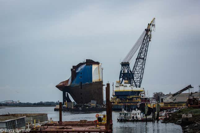 Image for article titled A Chain Just Cut Through A Capsized Cargo Ship Filled With Cars And The Process Is Fascinating (UPDATE W/VIDEO)