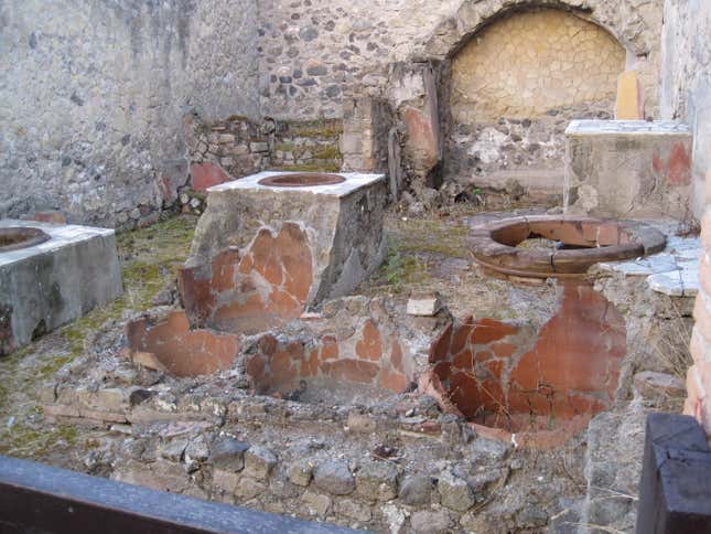 Imagen para el artículo titulado Descubren en Pompeya un puesto de comida rápida con restos de comida de hace 2000 años