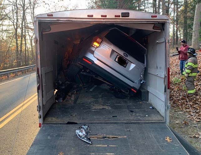 Imagen para el artículo titulado Intenta hacer una de las maniobras al volante más típicas del cine. Termina empotrado dentro de un camión
