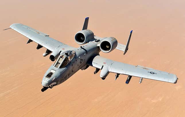 Un A-10 Thunderbolt sobrevolando Afganistán.