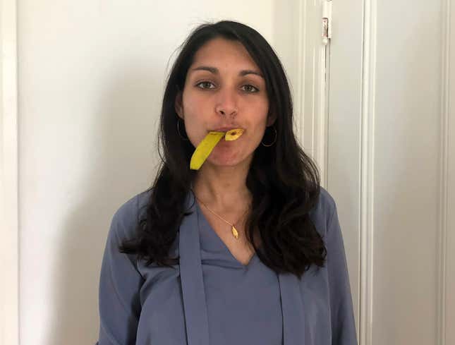 Image for article titled Sexy Woman Can Tie Banana Peel Into Knot With Tongue