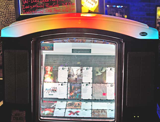 Image for article titled Jukebox Pretending Oasis CD Too Scratched To Play