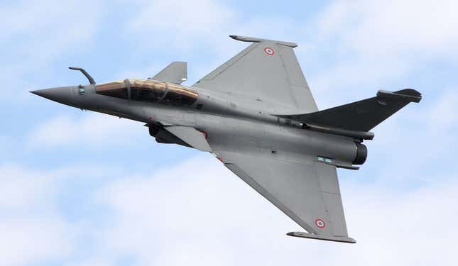 Un caza Rafale B de la Fuerza aérea francesa.