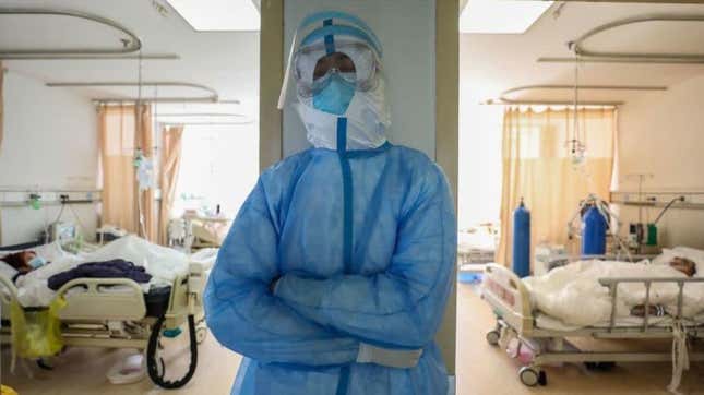 Esta foto tomada el 16 de febrero de 2020 muestra a un miembro del personal médico descansando en la sala de aislamiento del Hospital de la Cruz Roja de Wuhan. Foto: STR/AFP via Getty Images