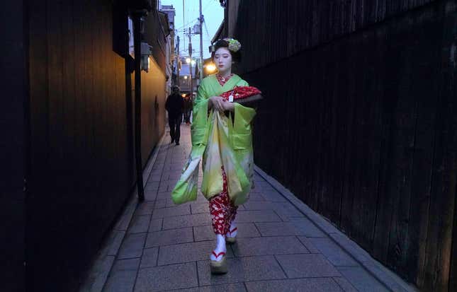 Image for article titled Tourists In Kyoto Are Making Geishas&#39; Lives Difficult